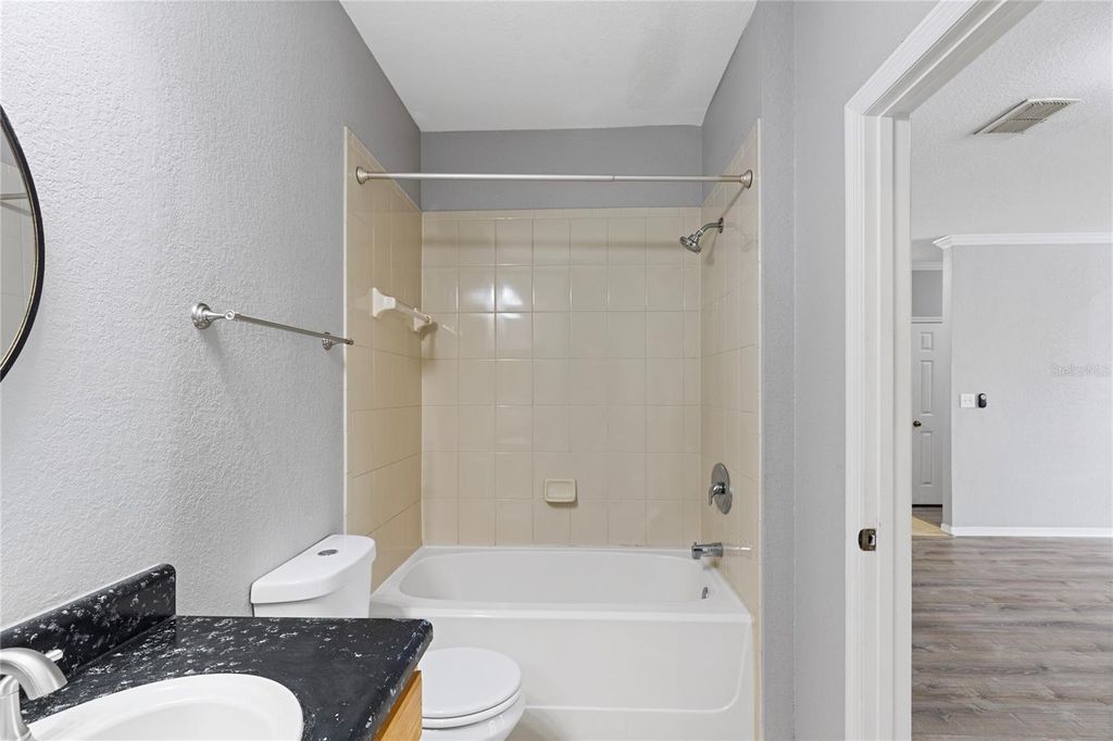 Image 17 of property listing at 10105 COURTNEY OAKS CIRCLE 203, Tampa, FL 33619