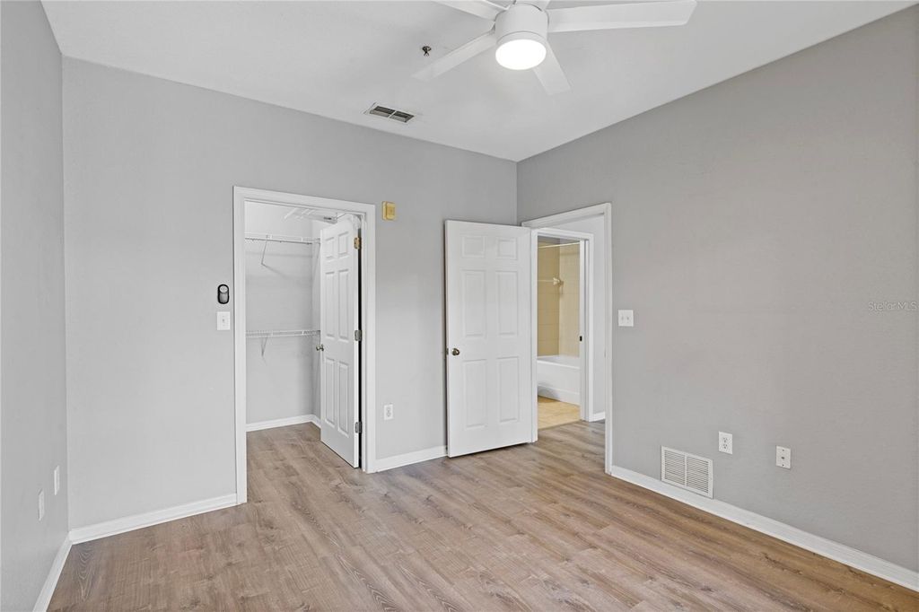 Image 19 of property listing at 10105 COURTNEY OAKS CIRCLE 203, Tampa, FL 33619