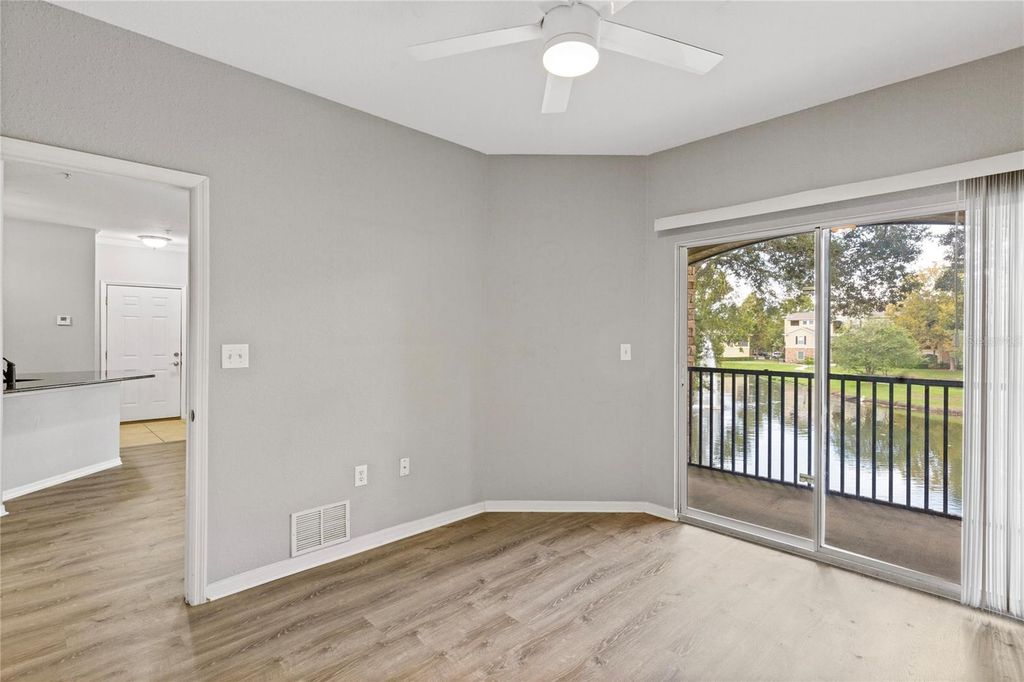 Image 4 of property listing at 10105 COURTNEY OAKS CIRCLE 203, Tampa, FL 33619