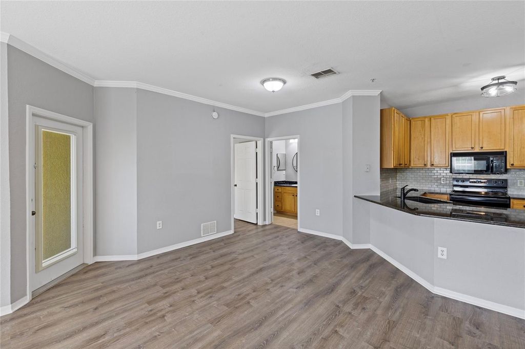 Image 5 of property listing at 10105 COURTNEY OAKS CIRCLE 203, Tampa, FL 33619