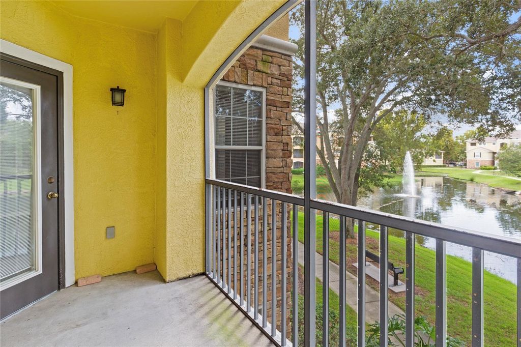 Image 6 of property listing at 10105 COURTNEY OAKS CIRCLE 203, Tampa, FL 33619