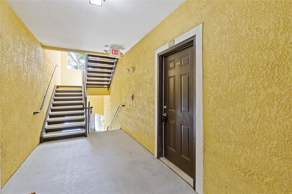 Image 7 of property listing at 10105 COURTNEY OAKS CIRCLE 203, Tampa, FL 33619