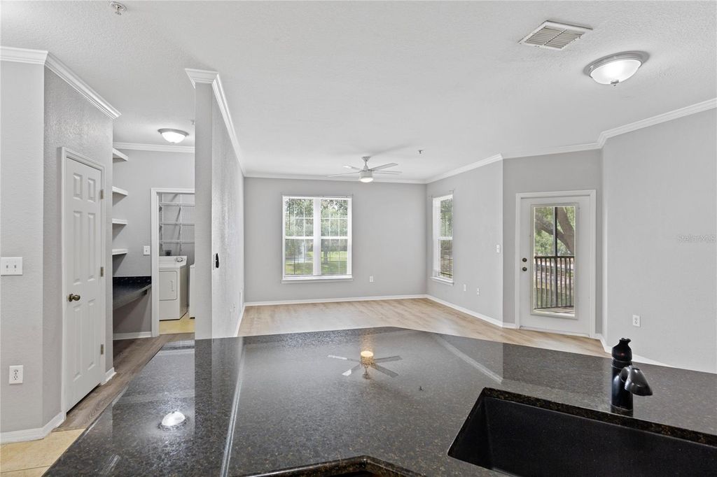 Image 8 of property listing at 10105 COURTNEY OAKS CIRCLE 203, Tampa, FL 33619