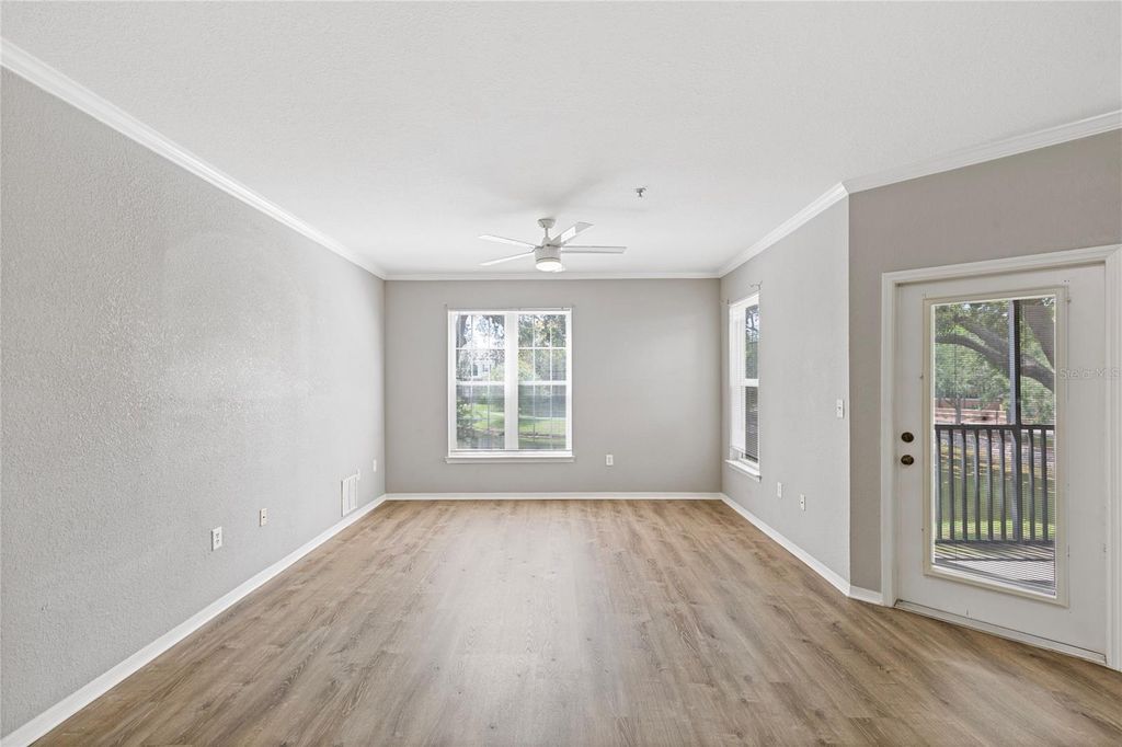 Image 9 of property listing at 10105 COURTNEY OAKS CIRCLE 203, Tampa, FL 33619