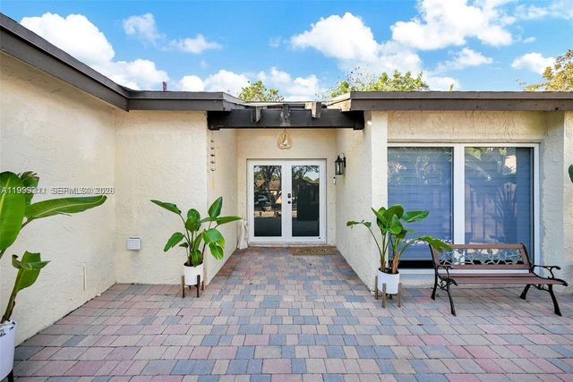 13416 SW 108th St Cir N, Miami, FL 33186