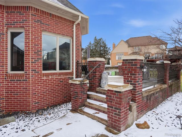 54465 Birchfield Drive E, Shelby Charter Township, MI 48316