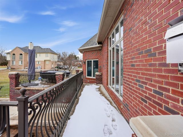 54465 Birchfield Drive E, Shelby Charter Township, MI 48316