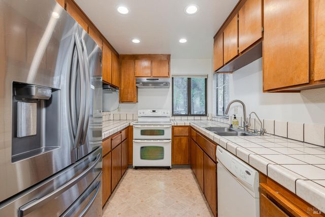 601 Marylyn Cir, Petaluma, CA 94954