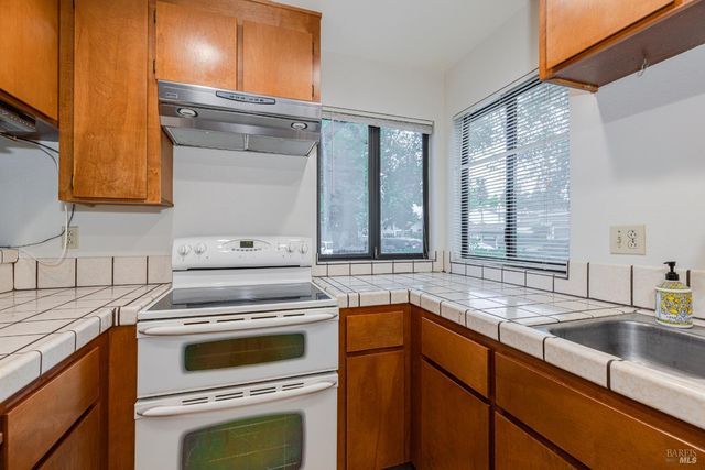 601 Marylyn Cir, Petaluma, CA 94954