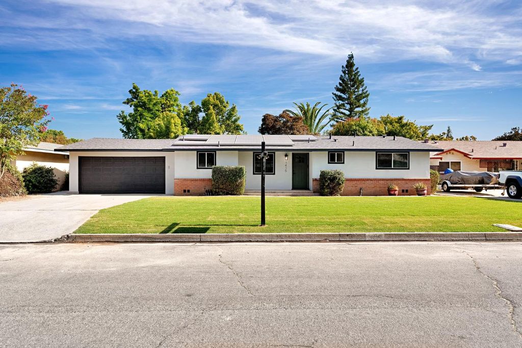 Image 1 of property listing at 1415 Winter St, Kingsburg, CA 93631