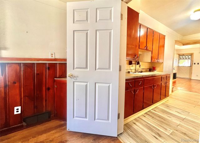 20760 Atlantic Avenue, Warren, MI 48091