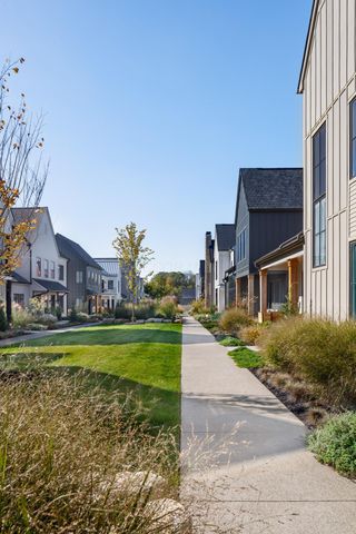 2432 Quarry Trails Drive, Columbus, OH 43228