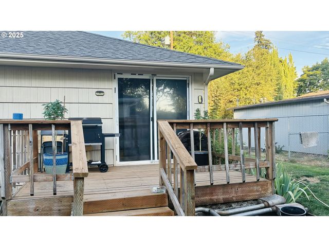 930 LAURELHURST Dr, Eugene, OR 97402