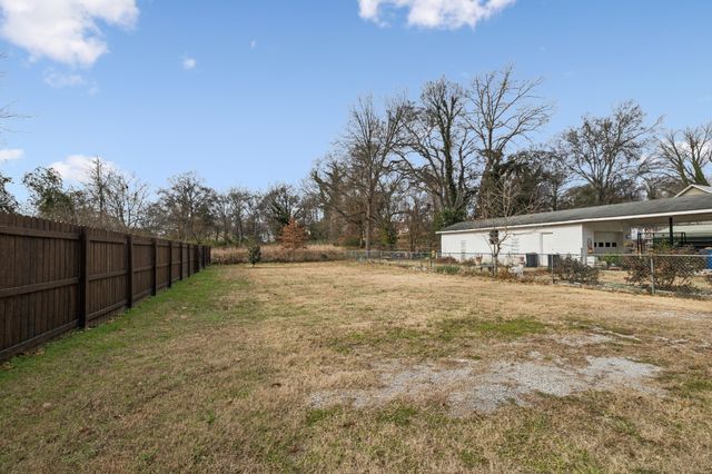 1010 S High St, Columbia, TN 38401