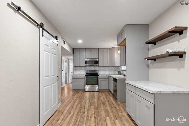 711 W REBECCA AVENUE, Iowa Park, TX 76367
