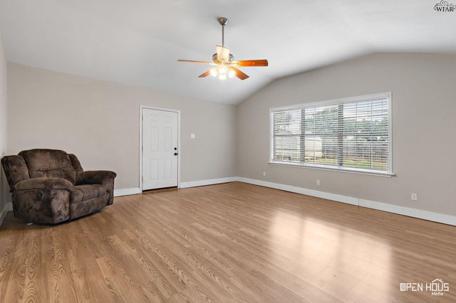 711 W REBECCA AVENUE, Iowa Park, TX 76367