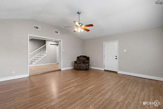 711 W REBECCA AVENUE, Iowa Park, TX 76367