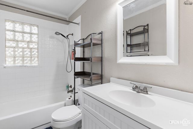 711 W REBECCA AVENUE, Iowa Park, TX 76367