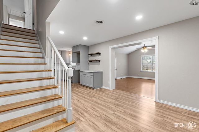 711 W REBECCA AVENUE, Iowa Park, TX 76367