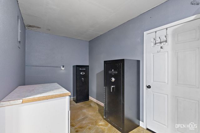 711 W REBECCA AVENUE, Iowa Park, TX 76367