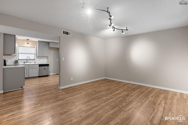 711 W REBECCA AVENUE, Iowa Park, TX 76367