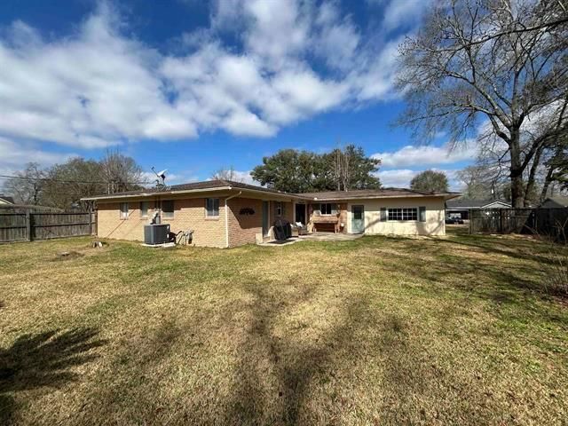 3250 Minglewood Drive, Beaumont, TX 77703