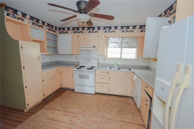 800 Brown St, George West, TX 78022