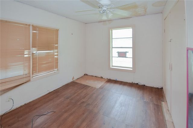 800 Brown St, George West, TX 78022