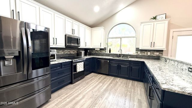 3879 E AMBERWOOD Drive, Phoenix, AZ 85048
