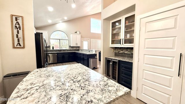 3879 E AMBERWOOD Drive, Phoenix, AZ 85048
