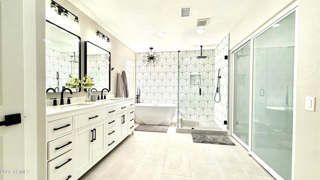 3879 E AMBERWOOD Drive, Phoenix, AZ 85048