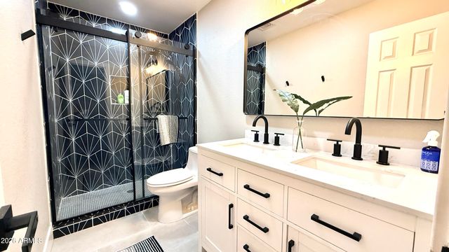 3879 E AMBERWOOD Drive, Phoenix, AZ 85048