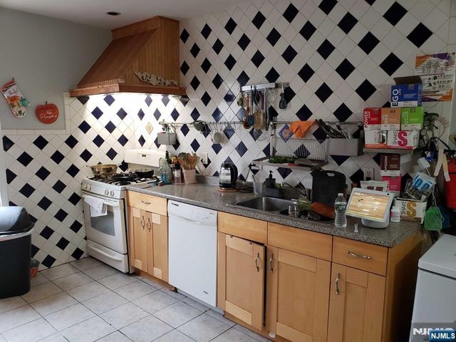 39 Tuttle Street, Wallington, NJ 07057