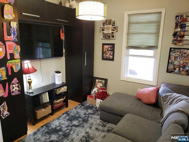 39 Tuttle Street, Wallington, NJ 07057