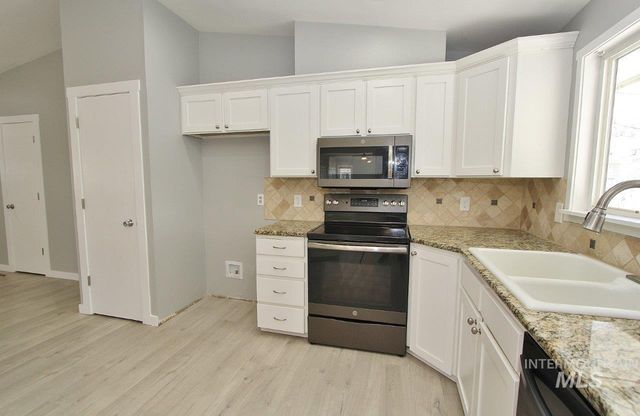 2206 N Galway Dr, Meridian, ID 83646