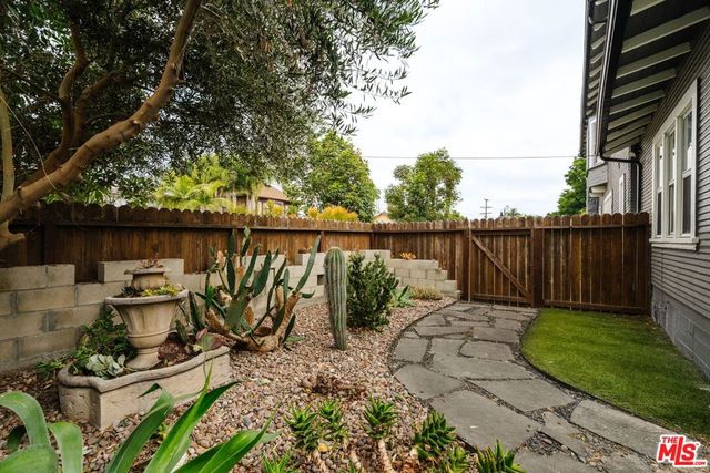 1476 W 37th Drive, Los Angeles, CA 90018