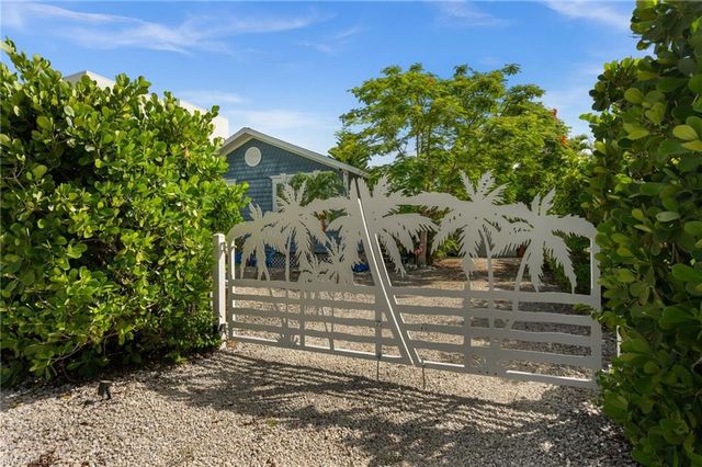 105 Hilo ST, Naples, FL 34113