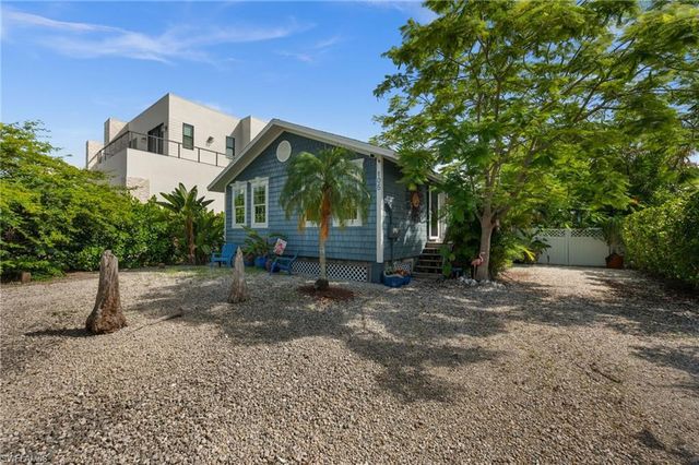 105 Hilo ST, Naples, FL 34113