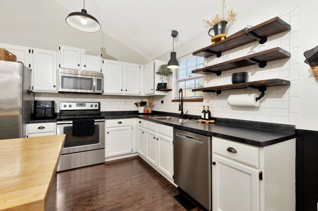 2006 N Pine Grove St, Wichita, KS 67212