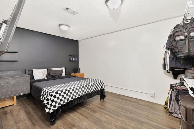 2006 N Pine Grove St, Wichita, KS 67212