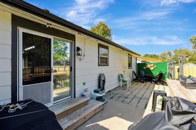 2006 N Pine Grove St, Wichita, KS 67212