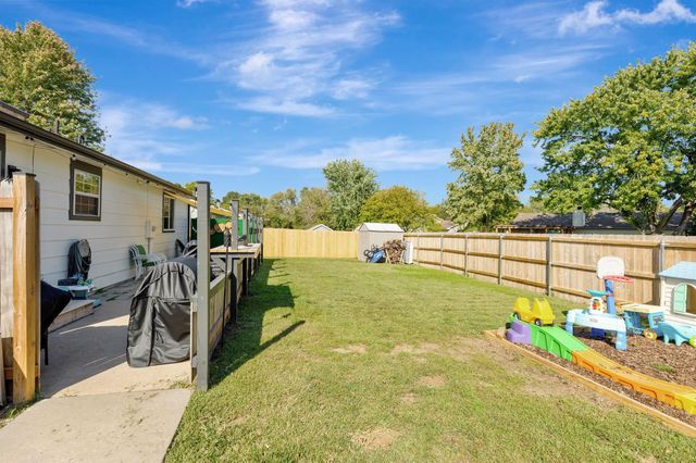 2006 N Pine Grove St, Wichita, KS 67212