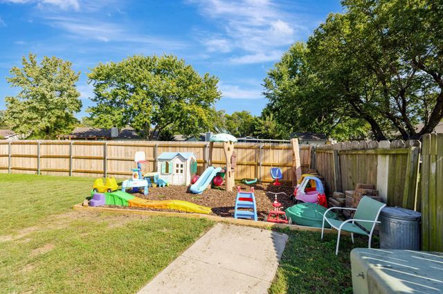 2006 N Pine Grove St, Wichita, KS 67212