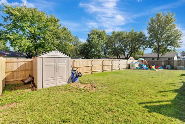 2006 N Pine Grove St, Wichita, KS 67212