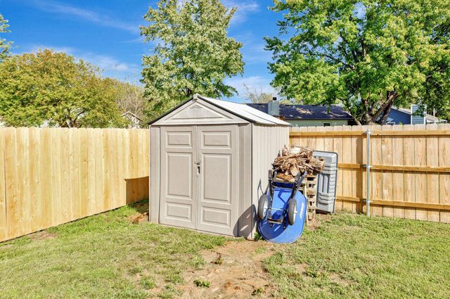 2006 N Pine Grove St, Wichita, KS 67212