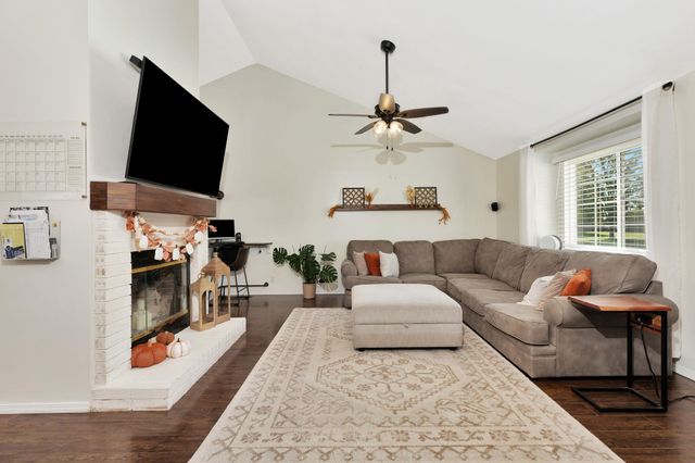 2006 N Pine Grove St, Wichita, KS 67212