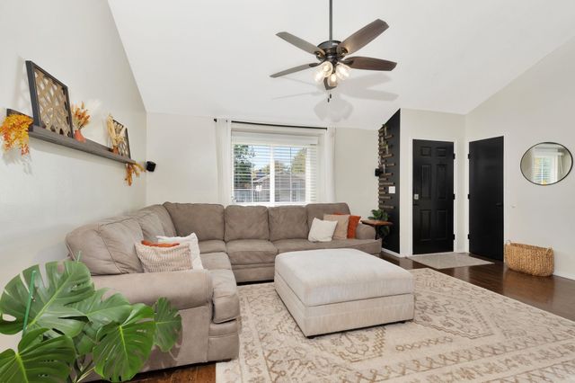 2006 N Pine Grove St, Wichita, KS 67212