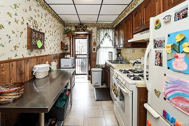 7833 74th Street, Glendale, NY 11385