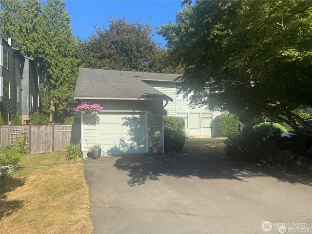 11752 Burke Avenue N, Seattle, WA 98133