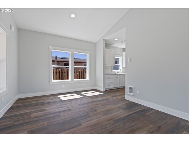 333 Se Oar Ave, Lincoln City, OR 97367